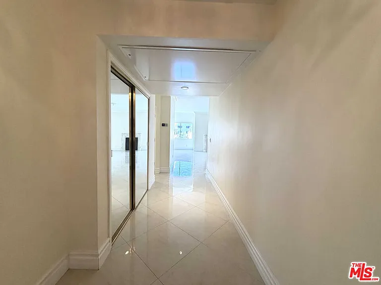 121 S Palm Dr #404A — Photo 3