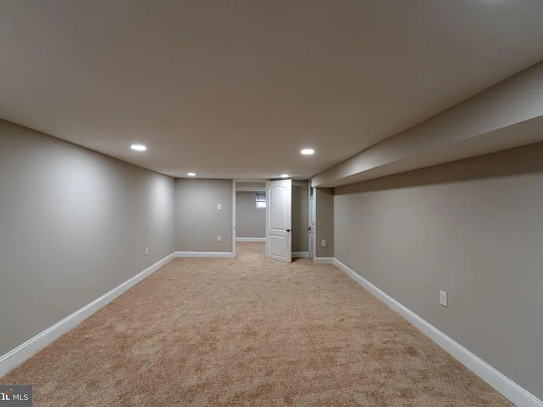 1521 Carswell St — Photo 7