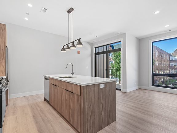 4th image of 3953 W Dakin St #202