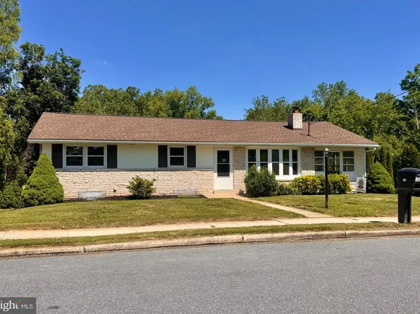 410 Arnold Ln, York, PA 17406