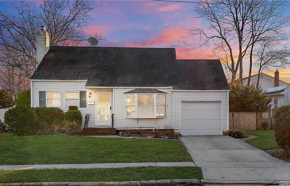 1st image of 8 Namleps Ln