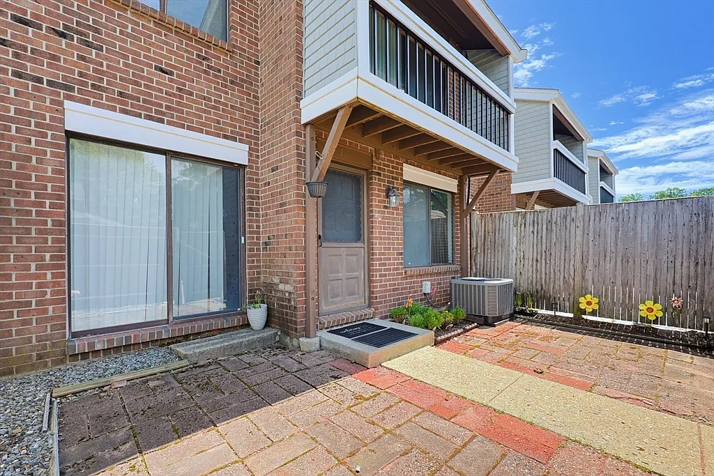 3 bed, 1.5 bath, 1295 sqft, $3,500 — Photo 2