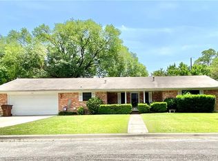 810 Merritt Dr, Lockhart, TX 78644