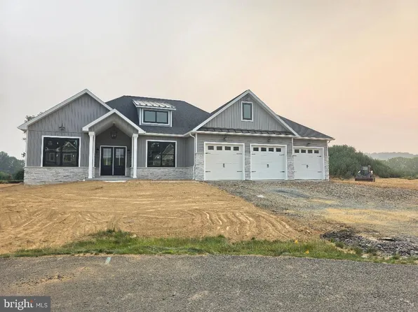 10845 Sierra Dr, Waynesboro, PA 17268