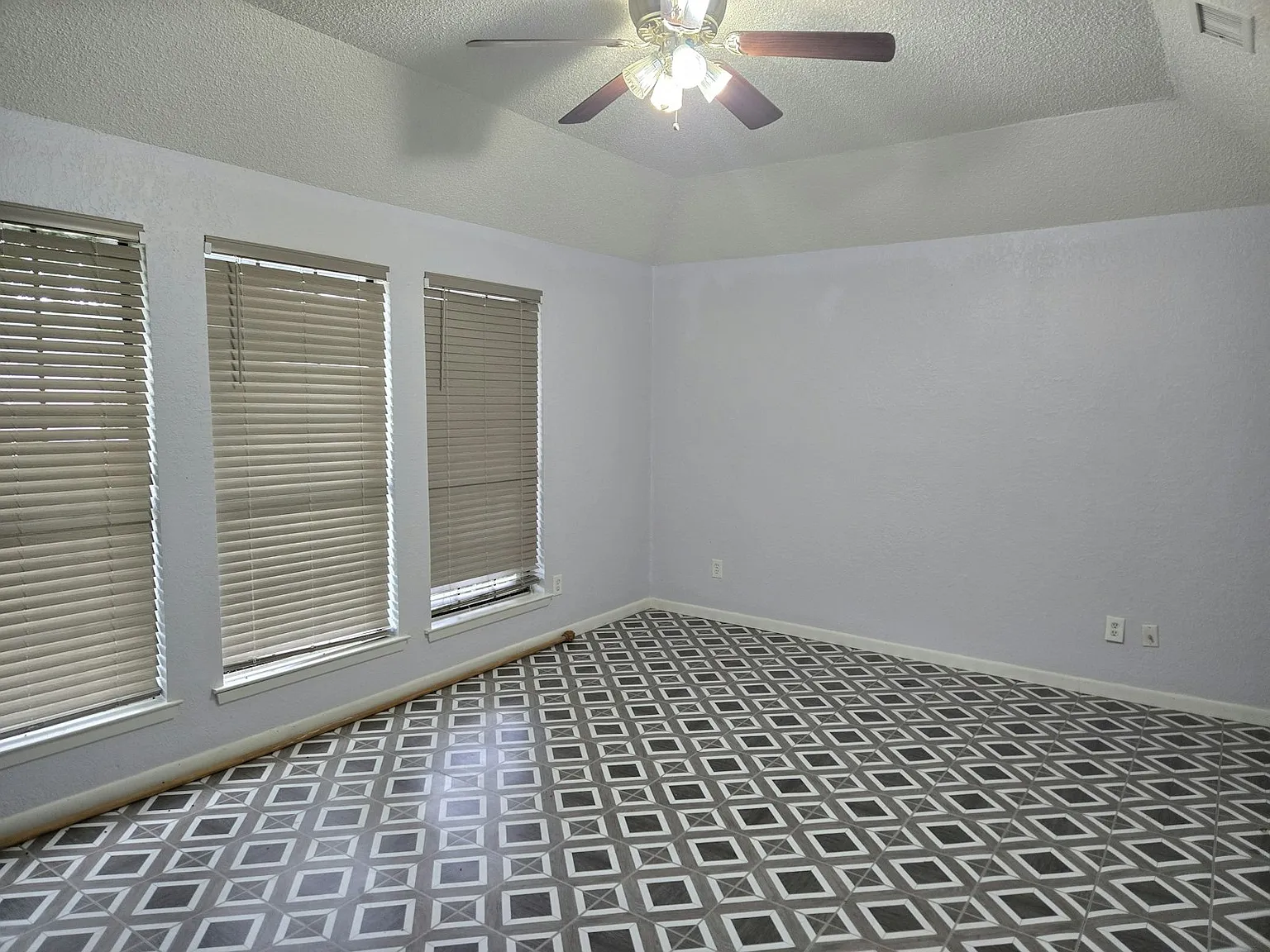 5101 Bellefontaine Dr — Photo 2