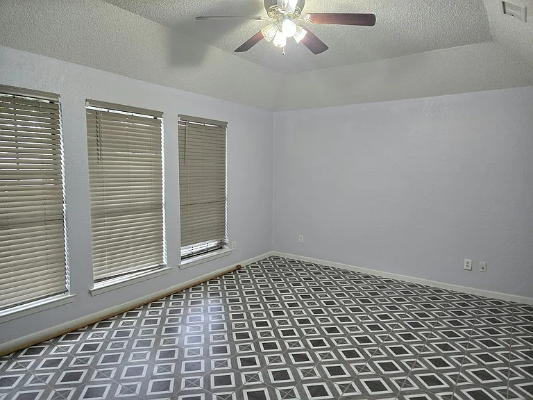 5101 Bellefontaine Dr — Photo 2