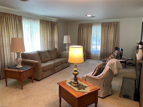 4th image of 25 Meadowcrest Dr