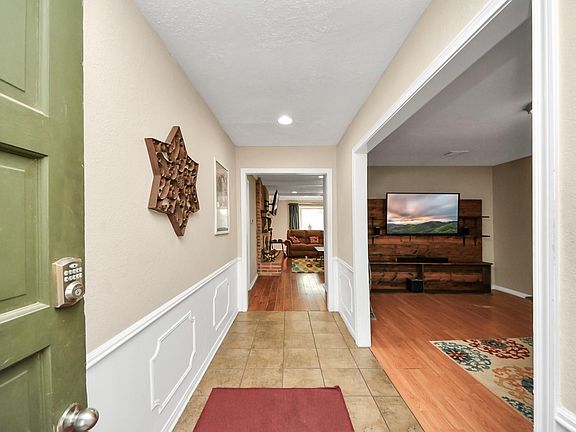 3rd image of 902 Old Mill Ln