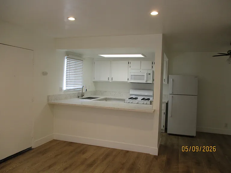 631 E Elk Ave #8 — Photo 2