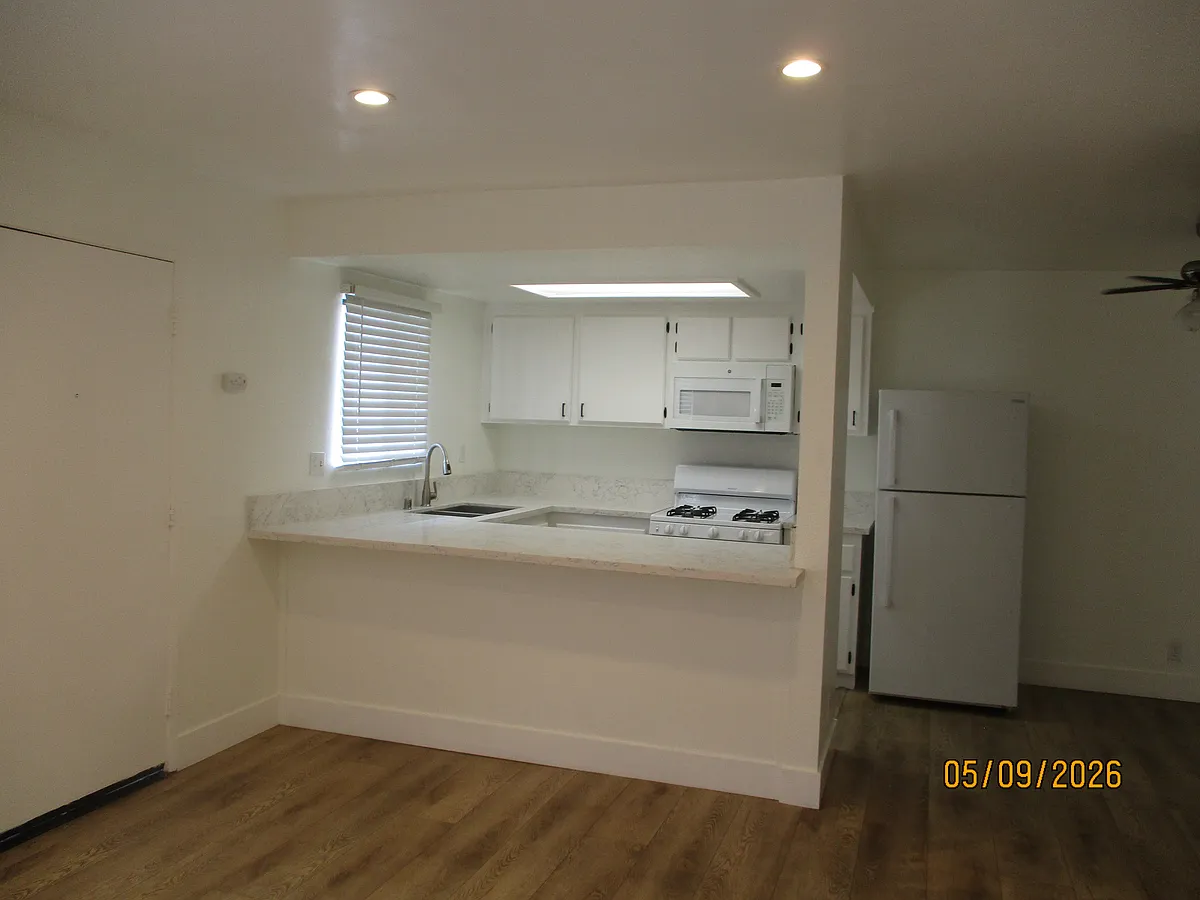 Building Photo - 631 E Elk Ave #8