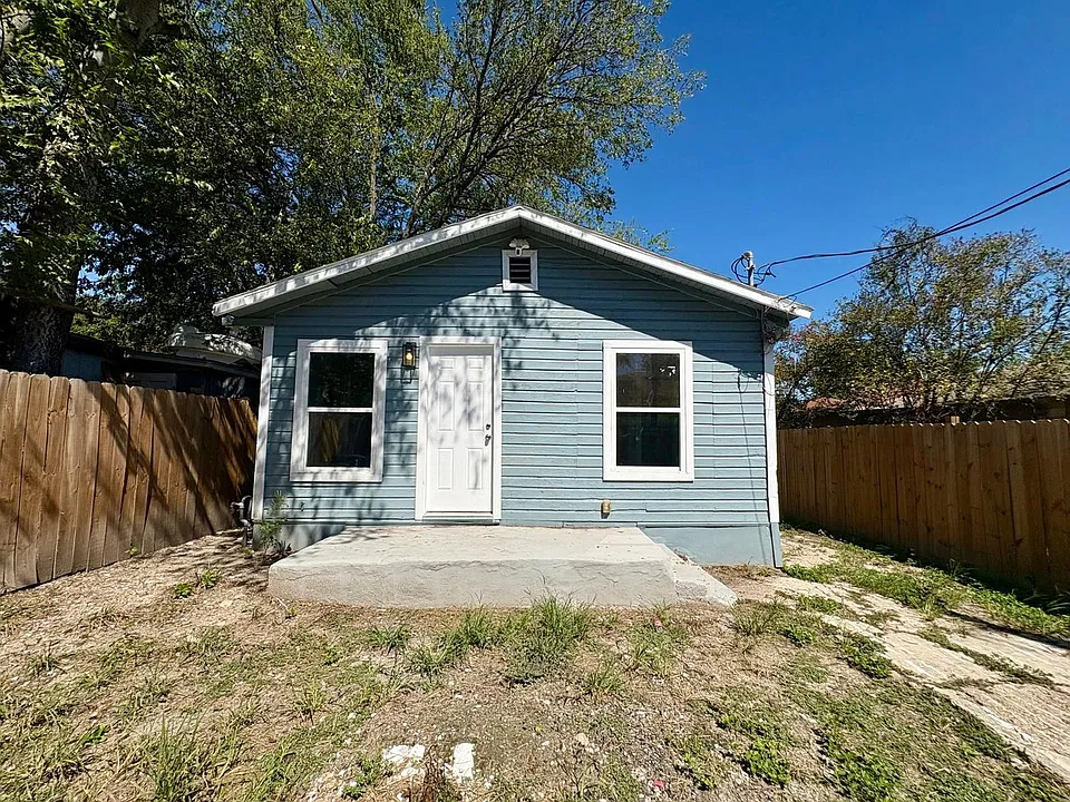 2017 Lyons St