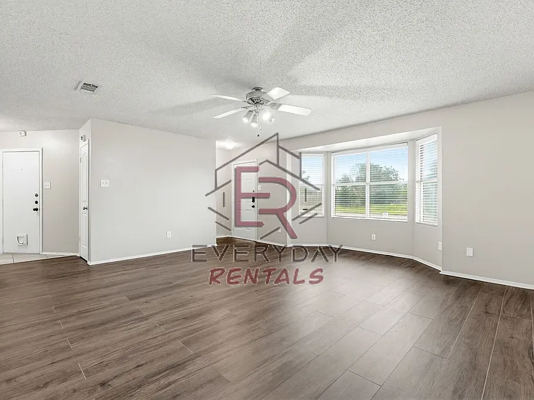 3005 Thoroughbred Dr — Photo 3