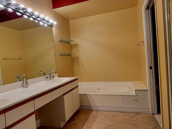 3rd image of 3530 Mystic Pointe Dr #Penthouse