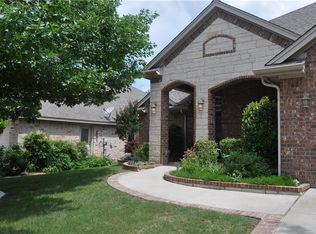 824 Big Willow Dr, Saginaw, TX 76179