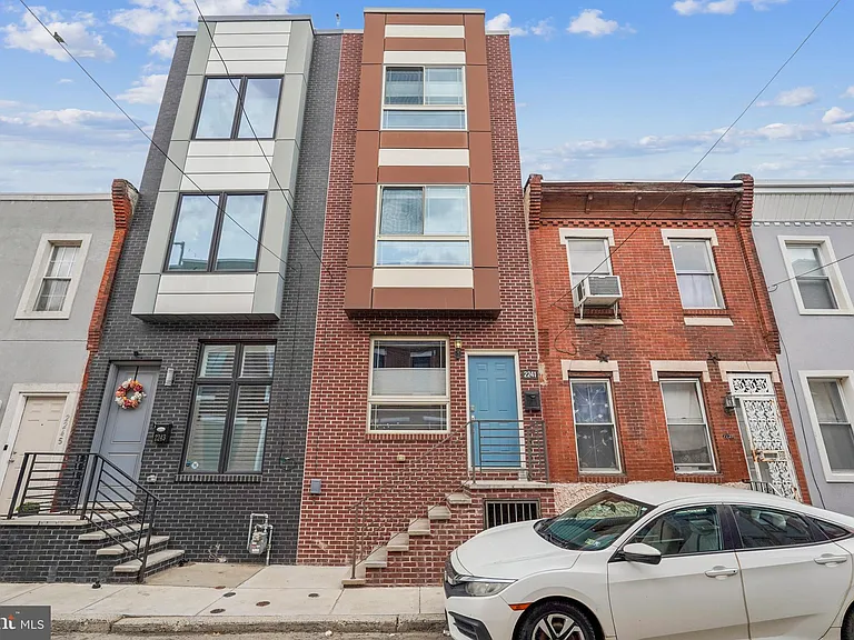 2241 Sears St — Photo 1