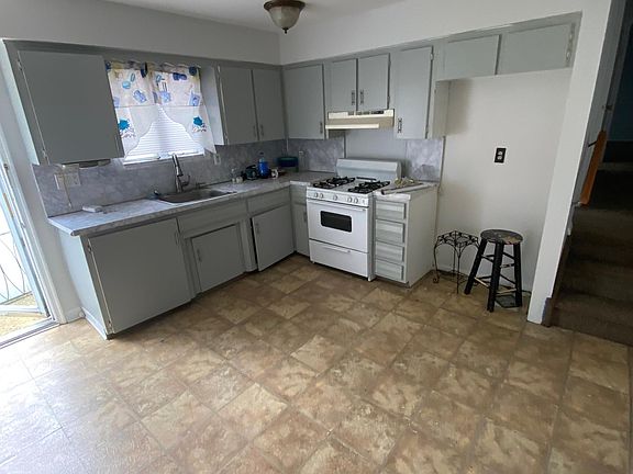 3rd image of 260 Graham Ave #2