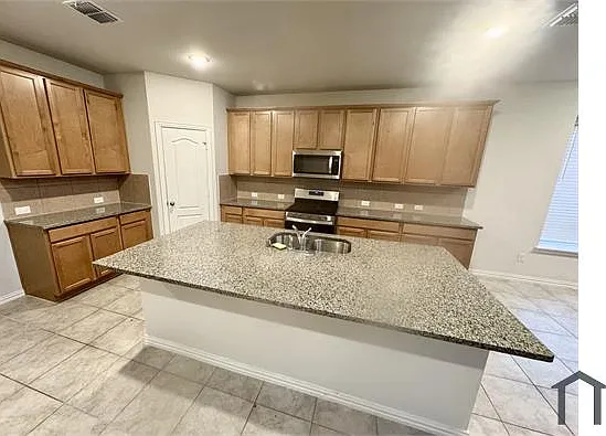 5 bed, 3059 sqft, $3,800 — Photo 4