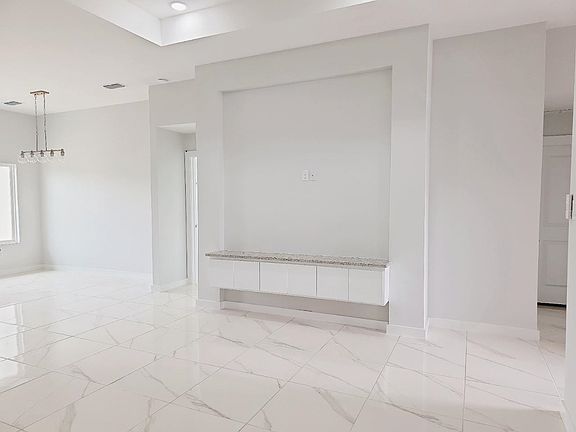 4th image of 2335 Mango Rd