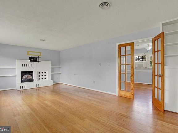 5th image of 926 Park St
