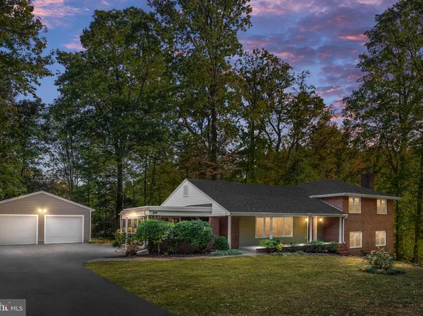 211 Lake Shore Dr, Fredericksburg, VA 22405