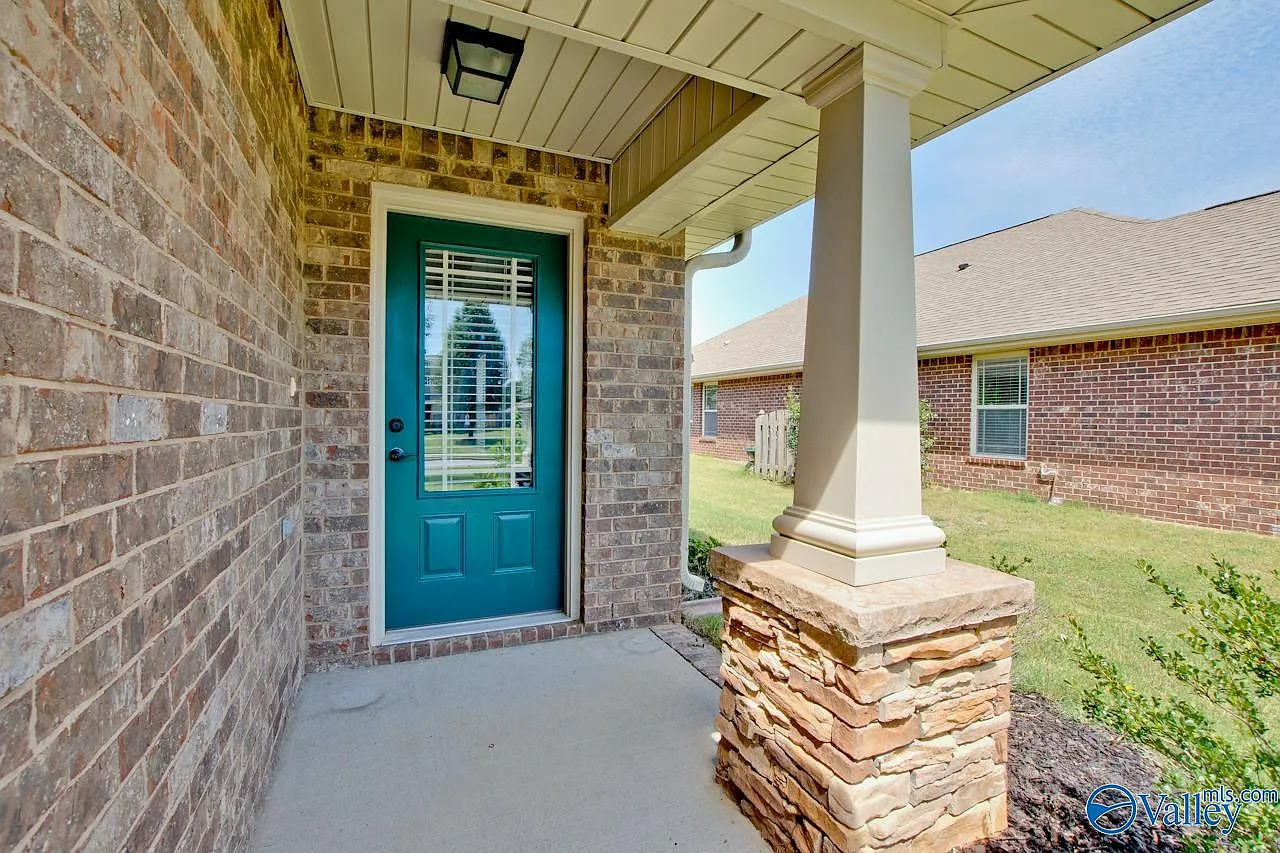 3 bed, 2.0 bath, 1851 sqft, $2,000 — Photo 2