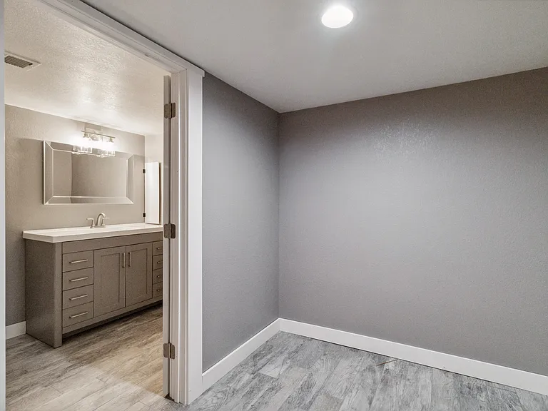 5357 E Hamilton Ave — Photo 36