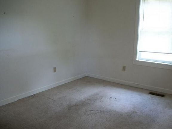 3rd image of 1657 Reaney Ave