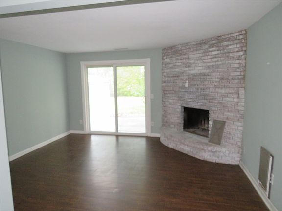 4th image of 4734 Queensbury Dr