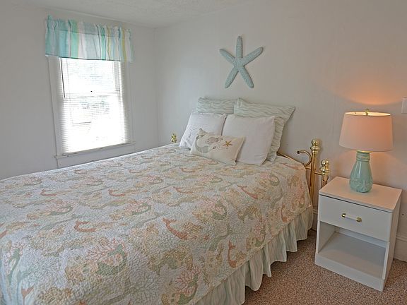 Queen BR on 2nd floor
