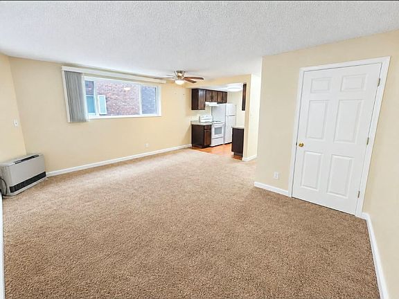 3rd image of 921 12th St #101
