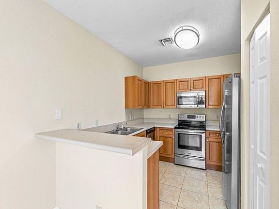 4th image of 809 Talia Cir E