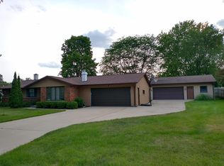 905 Chancellor Ln, Green Bay, WI 54311