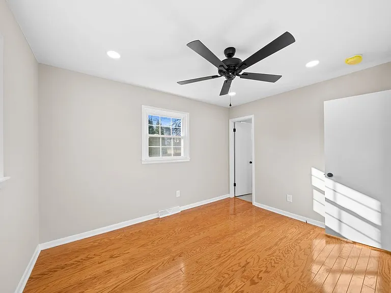 215 Hill St — Photo 31