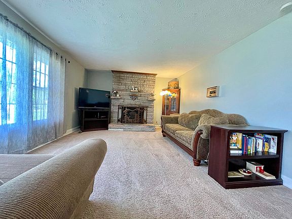 2nd image of 7113 Fieldview Ln