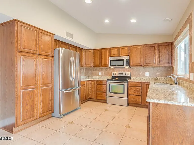 6808 E Sandra Ter — Photo 2