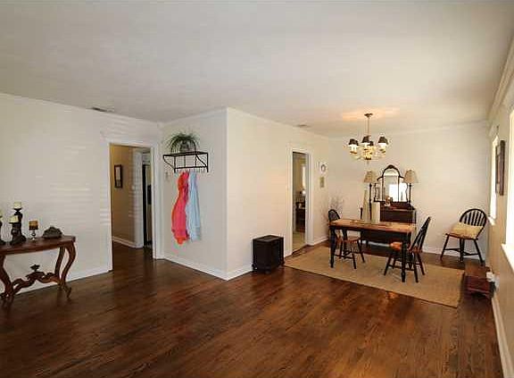 5th image of 522 W Barksdale Dr