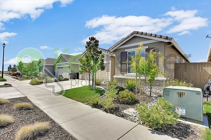3 bed, 2.0 bath, 1421 sqft, $2,800 — Photo 3