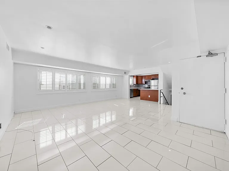 148 S Reeves Dr #4 — Photo 9