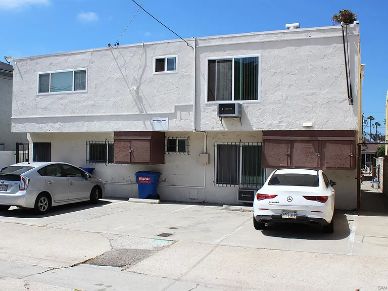 1021 Essex St — Photo 7