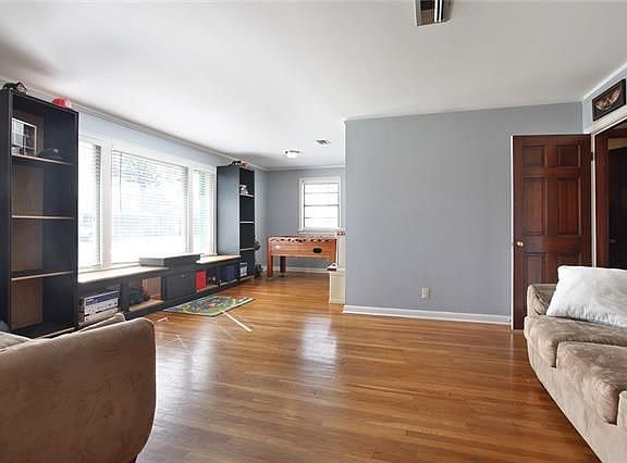 4th image of 18 Woodlawn Ave