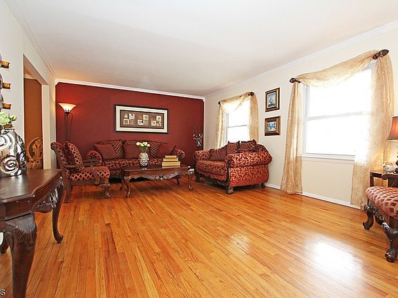 4th image of 30 Colonial Woods Dr