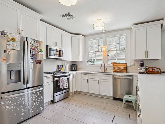 5th image of 624 Fern St #624
