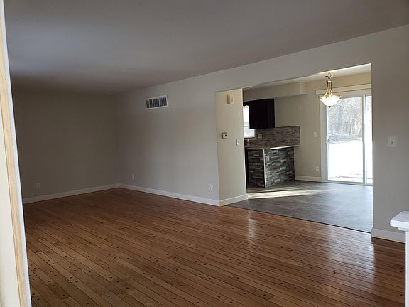 4th image of 216 Rose Ave #8