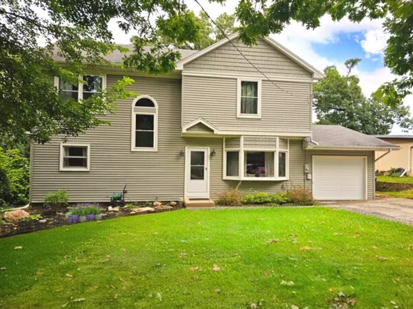 1347 Banbury Rd, Mundelein, IL 60060