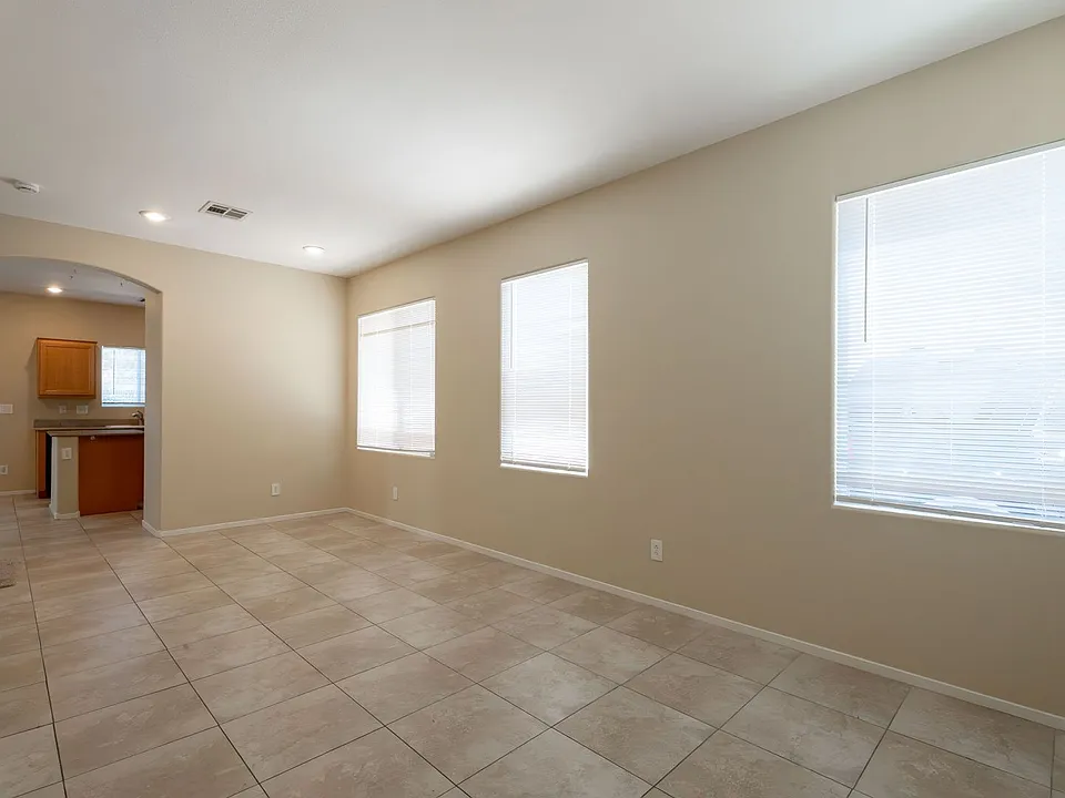 944 Saffex Rose Ave