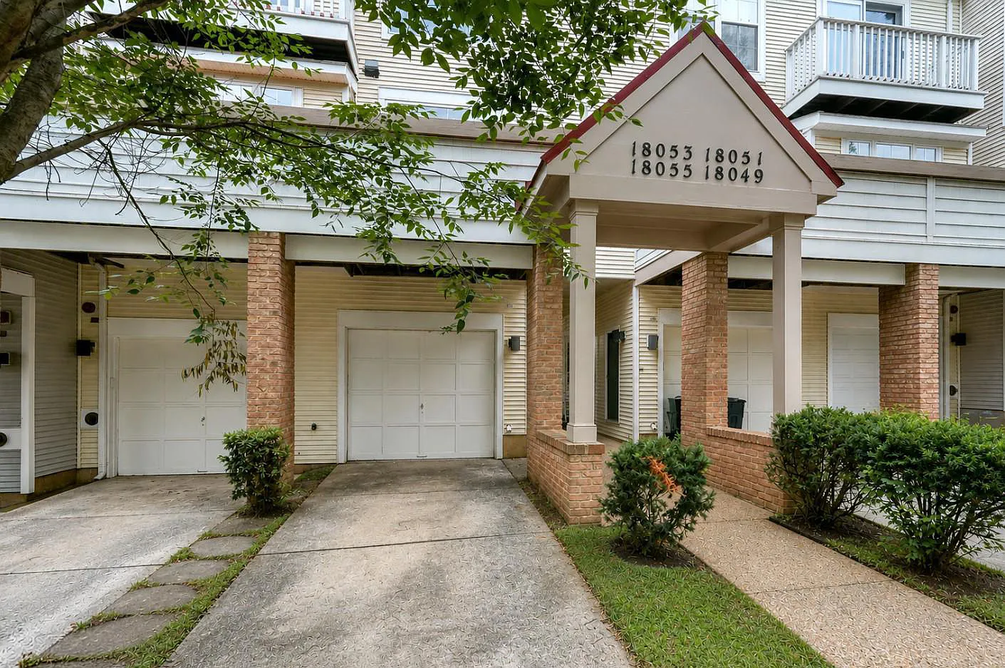 3 bed, 2.5 bath, 1424 sqft, $2,499 — Photo 2