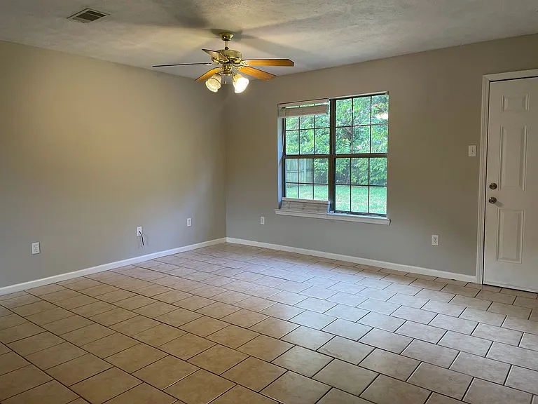 1425 Joyner Dr — Photo 4