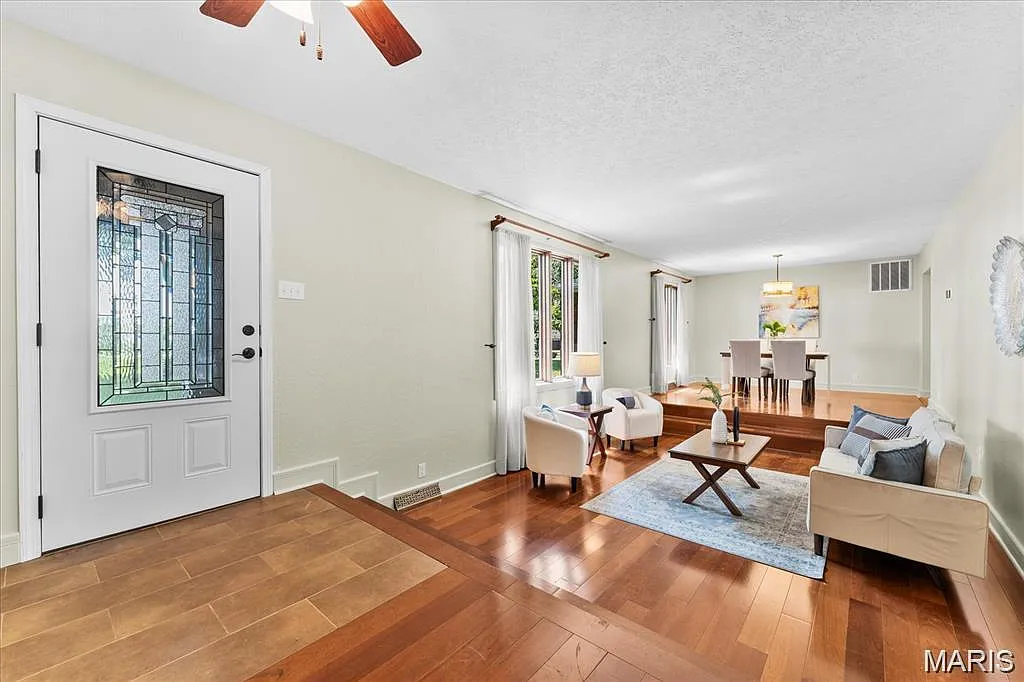 3 bed, 2.5 bath, 2336 sqft, $2,150 — Photo 4