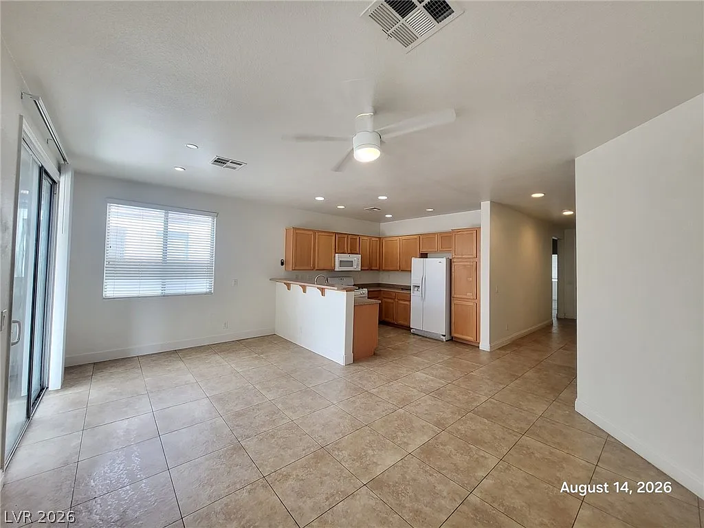 3 bed, 2.0 bath, 1426 sqft, $1,905 — Photo 3