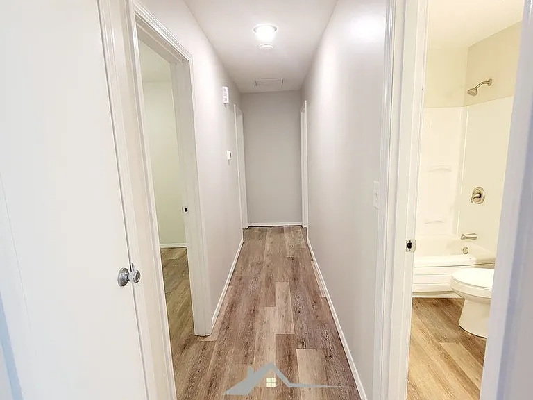 1252 E Cambridge St — Photo 13